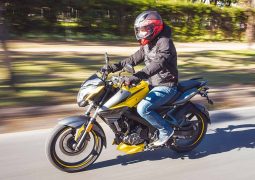 Bajaj-Rouser-NS-200-Fi andando