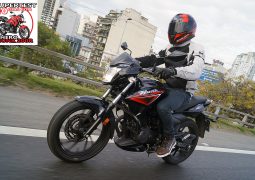 Hero Hunk 200R en autopista apertura