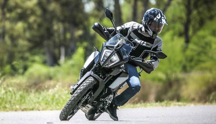 KTM 390 Adventure en accion giro de frente