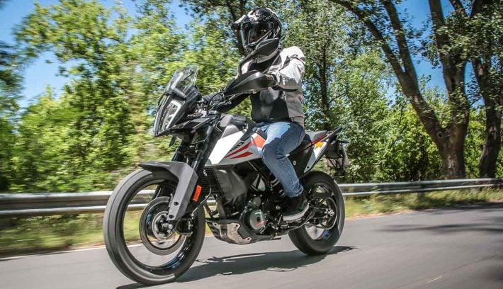KTM 390 Adventure lateral derecho en ruta
