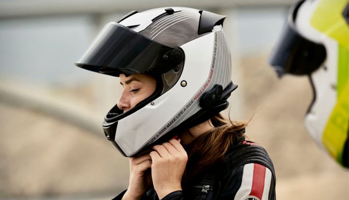 Piloto con casco