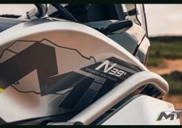 CFMoto 800 MT detalle tanque lateral derecho