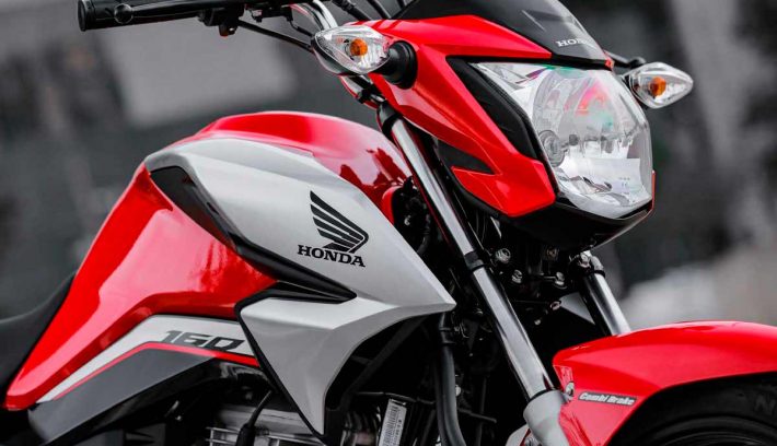 Honda CG 160 titan roja detalle faro delantero tanque logo honda