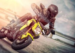 Kawasaki Z125 Pro amarilla frente accion