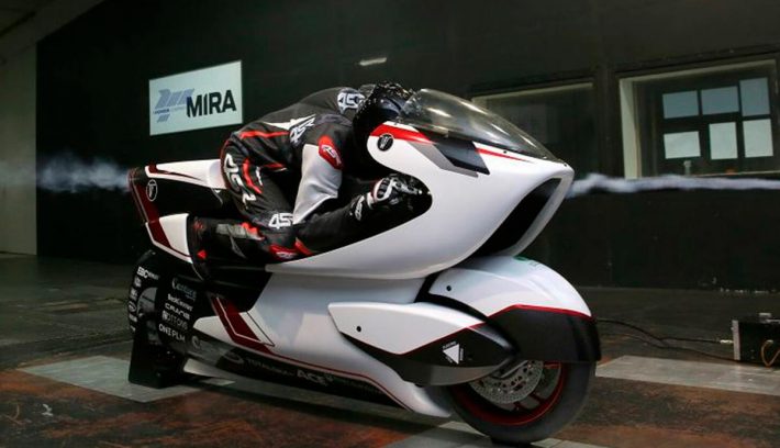 La moto más rápida del mundo vista lateral con piloto