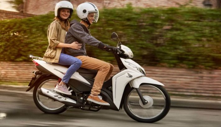 Moto cub piloto y pasajero accion portada cub´s mas vendidas