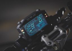 Suzuki-GSX-S-1000 detalle pantalla