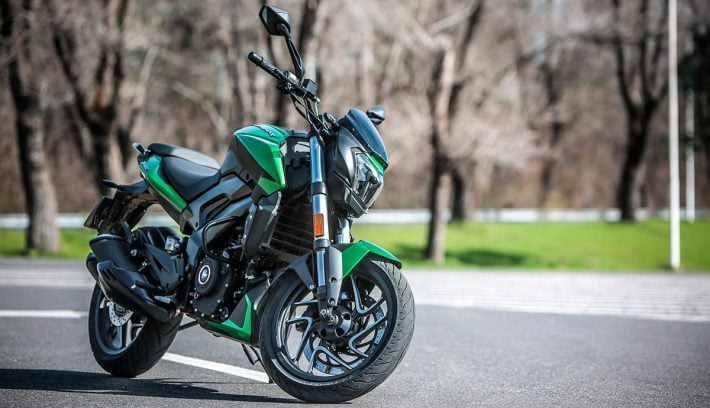 Bajaj Dominar 400 UG verde parada
