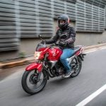 Honda gaucha GLH 150 roja accion lateral izquierdo bajada tunel Imagen relacionada