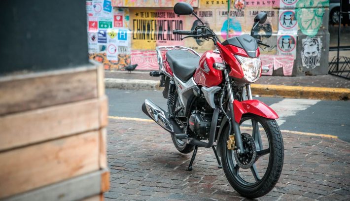 Honda gaucha GLH 150 roja parada caballete