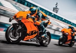 KTM RC 8C 2022 acción lateral izquierdo