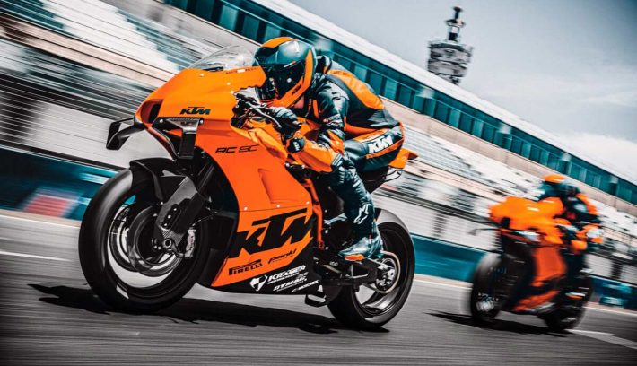 KTM RC 8C 2022 acción lateral izquierdo