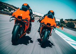 KTM RC 8C 2022 frontal motos a la par en circuito