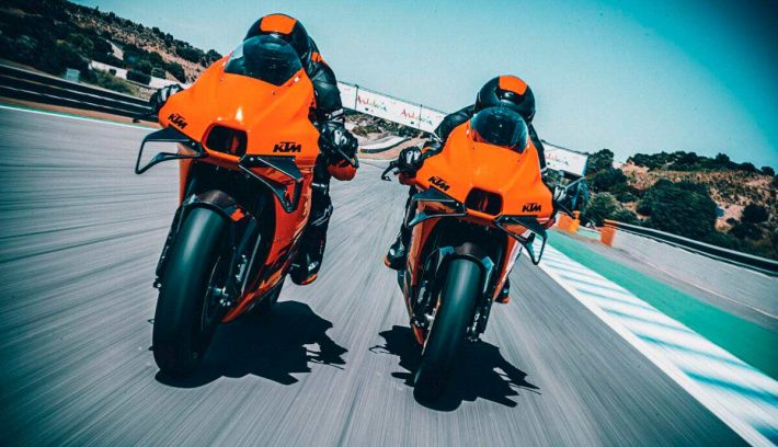 KTM RC 8C 2022 frontal motos a la par en circuito