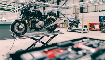 Moto Norton garage mecanico