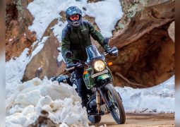 Royal Enfield Himalayan frontal acción
