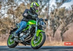 Benelli 302S verde acción piloto curva lateral derecho