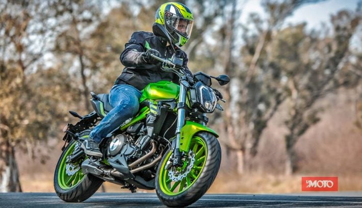 Benelli 302S verde acción piloto curva lateral derecho