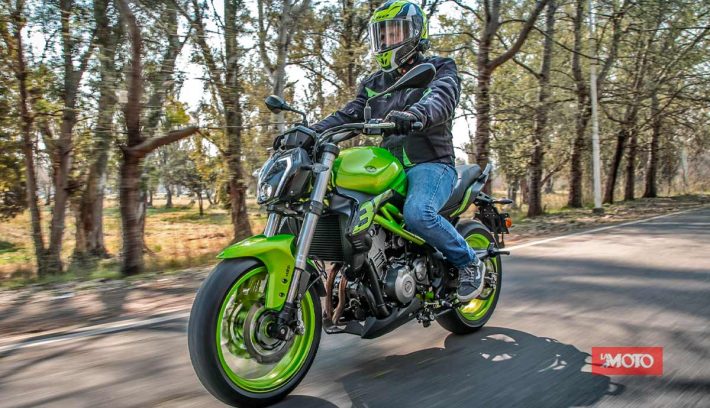 Benelli 302S verde acción piloto ruta lateral izquierdo
