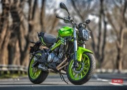 Benelli 302S verde detenida en ruta lateral derecho