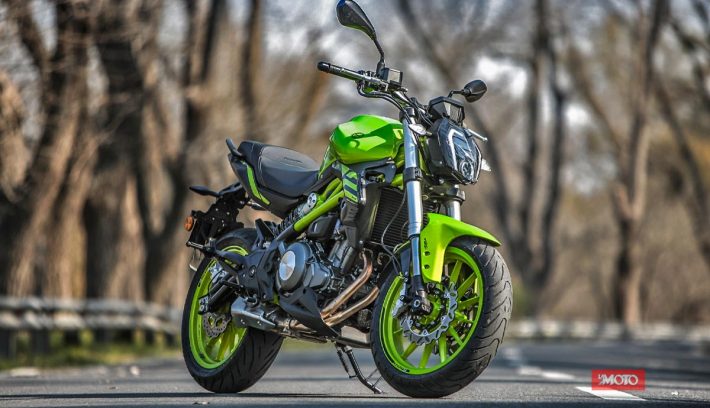 Benelli 302S verde detenida en ruta lateral derecho