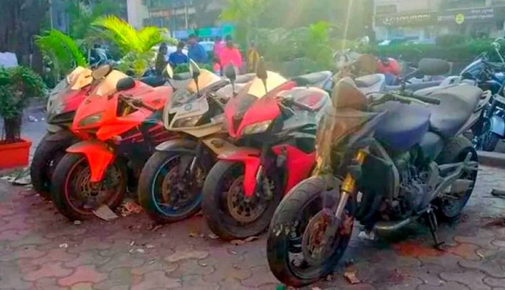 Honda Yamaha Kawasaki cementerio de motos