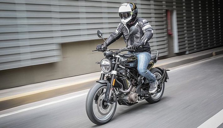 Husqvarna Svartpilen 401 acción salida tunel lateral izquierdo