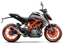 KTM 390 Duke lateral derecho fondo blanco