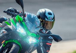 Kawasaki Ninja 400 KRT detalle faros delanteros curva circuito piloto