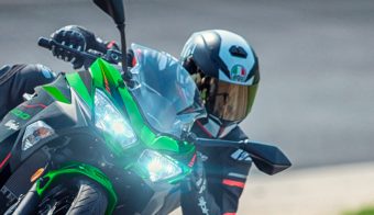 Kawasaki Ninja 400 KRT detalle faros delanteros curva circuito piloto