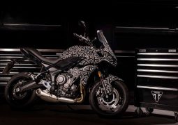 Triumph Tiger Sport 660 camuflada fondo negro