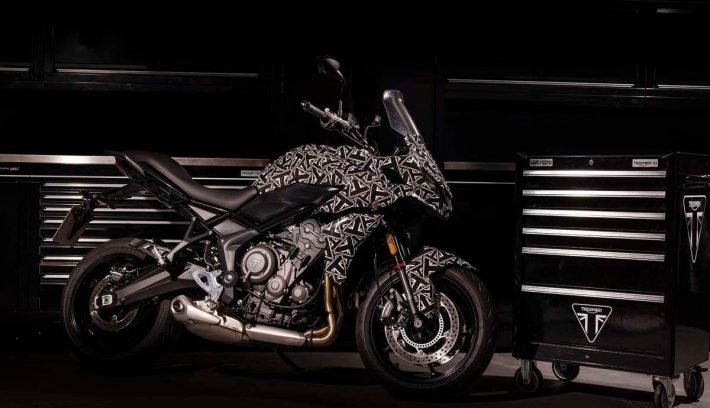 Triumph Tiger Sport 660 camuflada fondo negro
