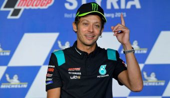 Valentino Rossi conferencia de prensa frontal señala al cielo
