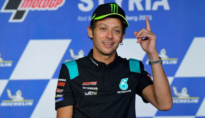 Valentino Rossi conferencia de prensa frontal señala al cielo