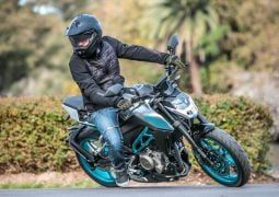 Zanella CFMoto RZ 300 acción curva lateral derecho