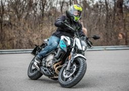 Zanella RZ650 by CFMoto ación curva lateral derecho