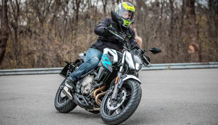 Zanella RZ650 by CFMoto ación curva lateral derecho
