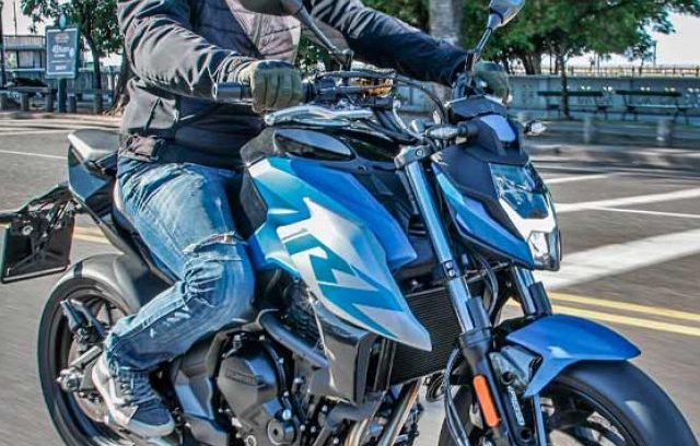 cropped-Zanella-RZ400-by-CFMoto-accion-ciudad-avenida.jpg