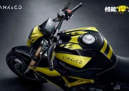 Benelli TNT600 alquiler detalle panel instrumental tanque