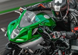Benelli Tornado 252R 2022 verde y gris accion pista curva