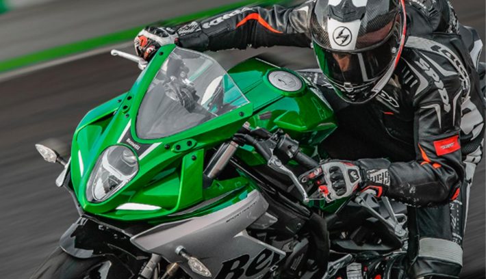Benelli Tornado 252R 2022 verde y gris accion pista curva