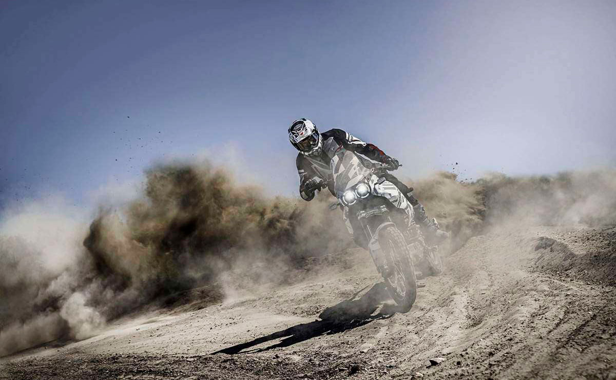Ducati DesertX 2022 acción