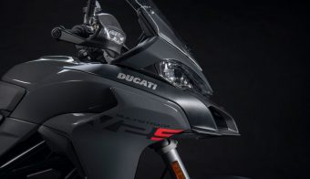 Ducati Multistrada V2 2022 detalle panel lateral nombre modelo