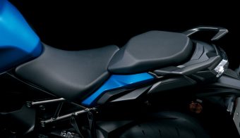 Suzuki GSX-S1000GT 2022 detalle asiento dos plazas