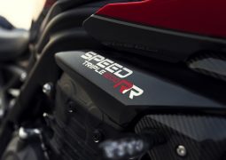 Triumph Speed Triple 1200 RR 2022 detalle nombre modelo carenado