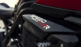 Triumph Speed Triple 1200 RR 2022 detalle nombre modelo carenado
