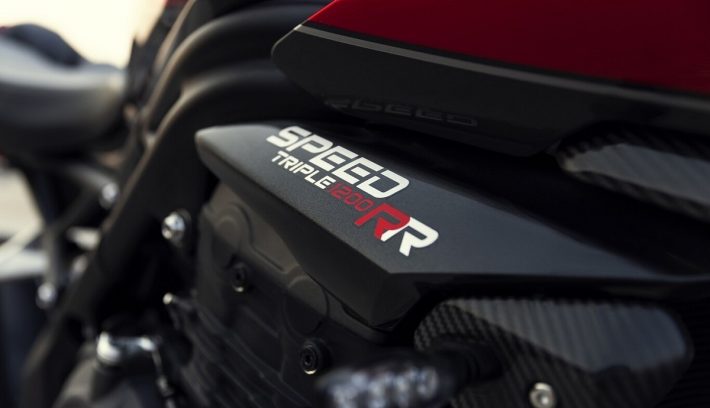 Triumph Speed Triple 1200 RR 2022 detalle nombre modelo carenado