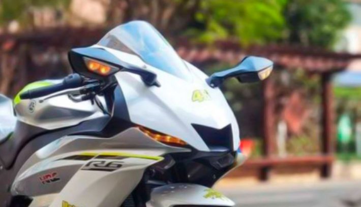 Yamaha R6 copia china detalle faro pantalla