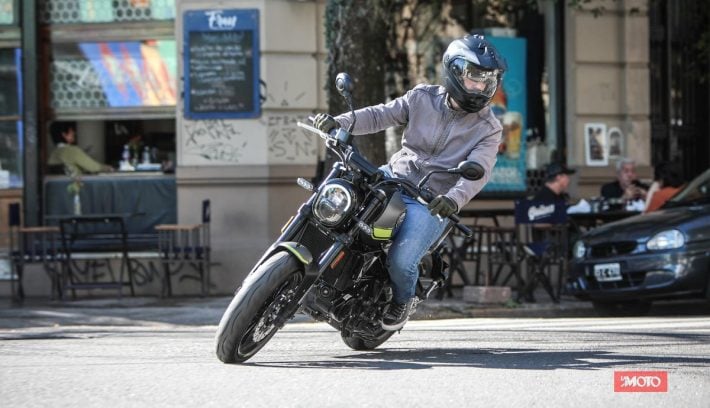 Benelli Leoncino 250 acción curva