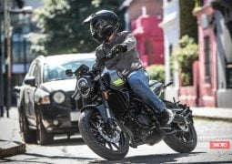 Benelli Leoncino 250 acción curva derecha